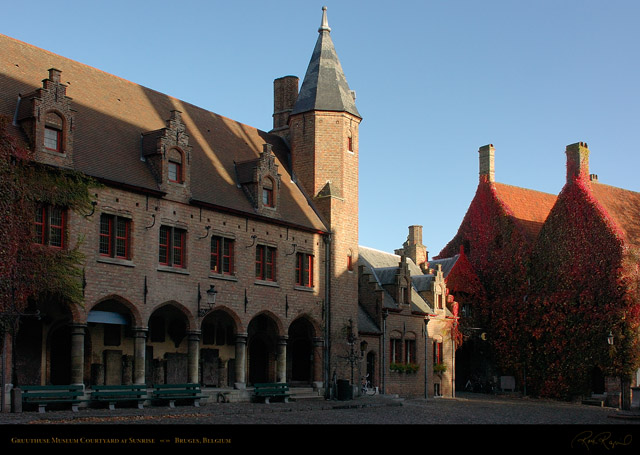 Gruuthuse_Museum_Courtyard_at_Sunrise_2830