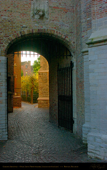 Onze-Lieve-Vrouw_Garden_Archway_2827