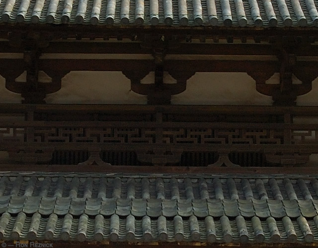 Horyuji_Chumon_roofDetail_9994c