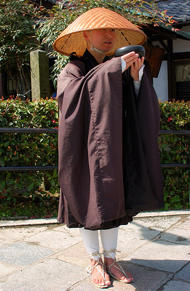 Kiyomizudera_Monk_9523