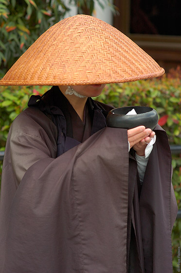 Kiyomizudera_Monk_9590