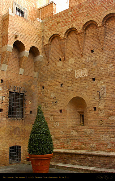 Palazzo_Chigi-Saracini_Courtyard_6091
