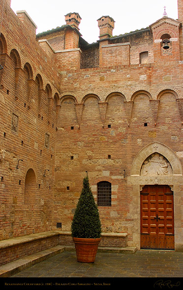 Palazzo_Chigi-Saracini_Courtyard_6094