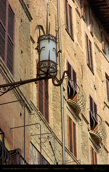 Piazza_del_Campo_Gothic_Houses_and_Lantern_6139
