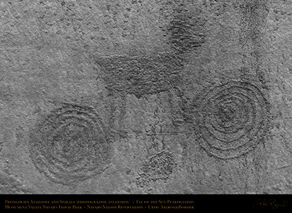 Monument_Valley_Eye_of_the_Sun_Petroglyph_X1560_inv