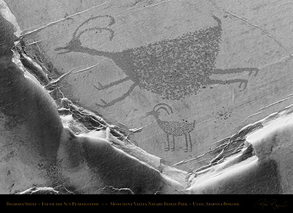 Monument_Valley_Eye_of_the_Sun_Petroglyphs_X1525_inv
