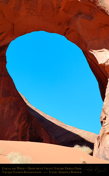 Monument_Valley_Ear_of_the_Wind_X1385