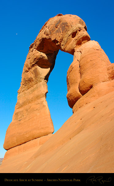 Delicate_Arch_at_Sunrise_1467