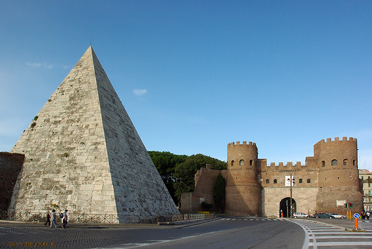 Pyramid_ofCestius_6832Ms